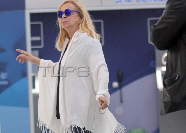 Άννα Φόνσου: Με casual chic ντύσιμο και 12ποντο μποτίνι στο αεροδρόμιο! Φωτογραφίες
