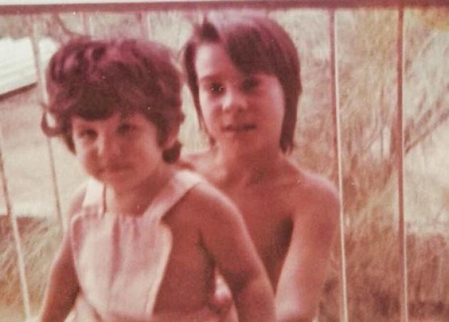 Ποιος διάσημος Έλληνας παρουσιαστής είναι το δεξί αγόρι της φωτογραφίας;