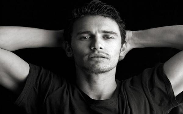 James Franco: Βγάζει selfie, γυμνός στο κρεβάτι!