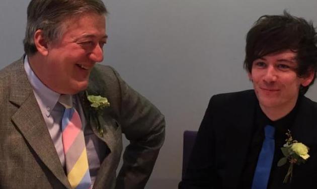 Ο διάσημος κωμικός Stephen Fry, παντρεύτηκε τον κατά 30 χρόνια νεότερο σύντροφό του