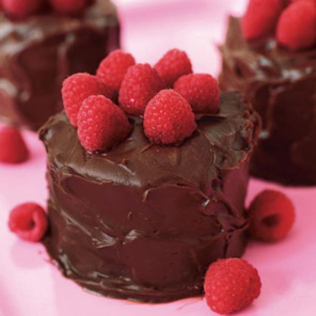 Κέικ με γλάσο σοκολάτα και raspberry
