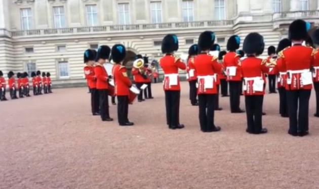 Η βασιλική φρουρά άφησε έκπληκτους τους τουρίστες, όταν έπαιξε μουσική από γνωστή σειρά!