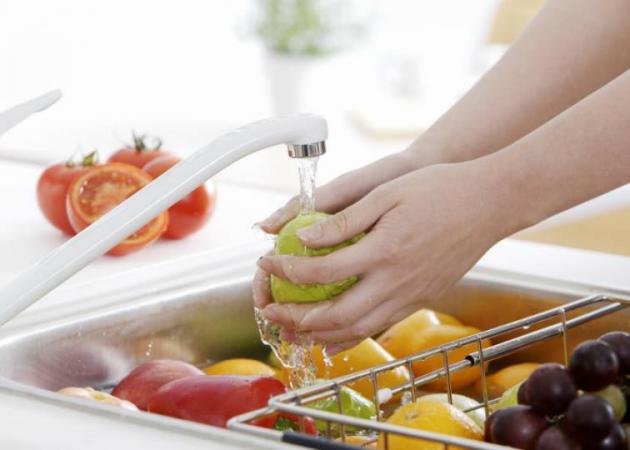 Πώς πλένονται φρούτα και λαχανικά για να φύγουν τα φυτοφάρμακα;