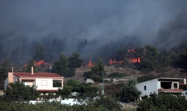 Ηράκλειο: Μεγάλη φωτιά απειλεί σπίτια σε χωριό της Μεσσαράς