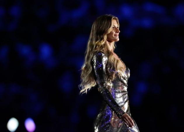 H Gisele Bündchen περπάτησε στην τελετή έναρξης των Ολυμπιακών αγώνων στη μεγαλύτερη πασαρέλα που έγινε ποτέ