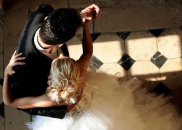 Βόλος: Γαμπρός και νύφη τους ”κούφαναν” – Η εικόνα του γάμου που κάνει το γύρο του διαδικτύου [pic, vid]