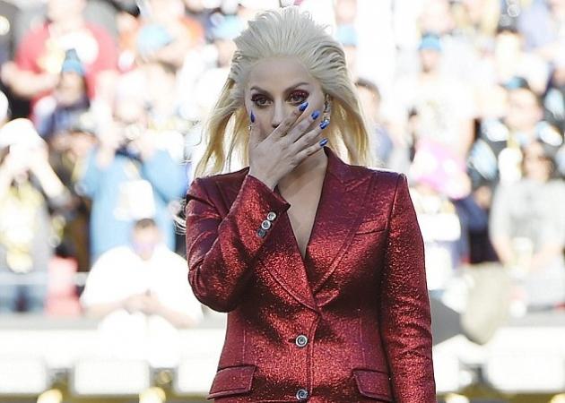 Δάκρυσε η Lady Gaga – Συγκινημένη τραγούδησε τον εθνικό ύμνο στο “Super Bowl 50”
