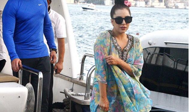 Lady Gaga: Οι βόλτες στην Κωνσταντινούπολη με το διάφανο φόρεμα που άναψε φωτιές!