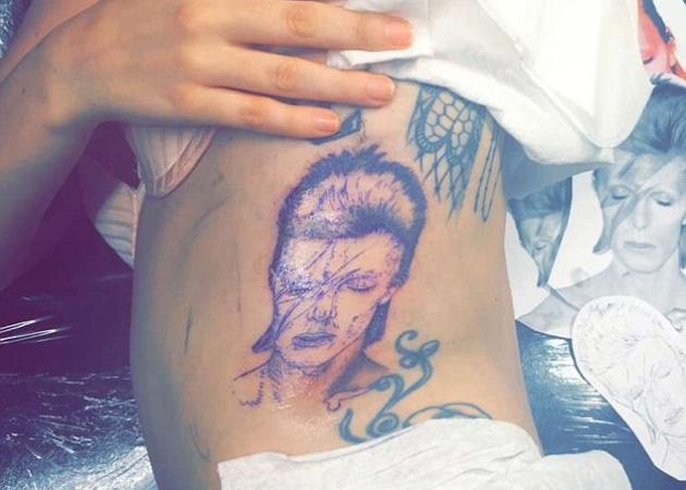 Πασίγνωστη τραγουδίστρια έκανε τατουάζ με το πρόσωπο του David Bowie