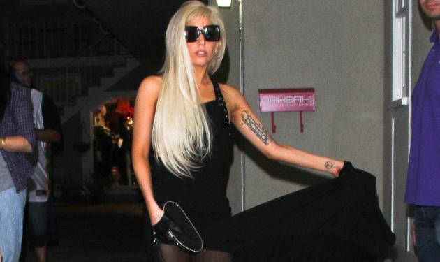 Δες την Lady Gaga πρώτη φορά ντυμένη… κυρία και μάλιστα σικ!