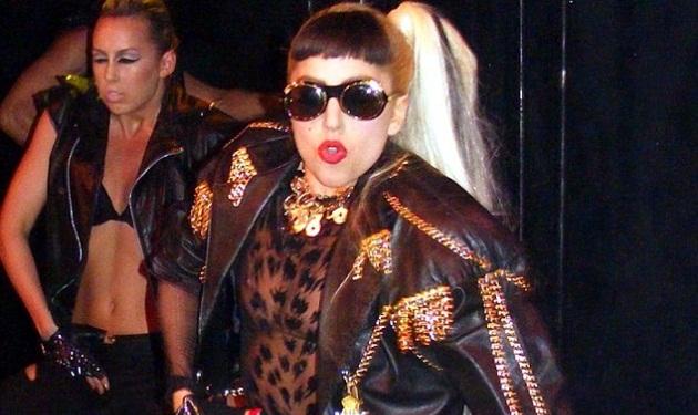Η Lady Gaga μας δείχνει για μια ακόμη φορά τα… οπίσθιά της!