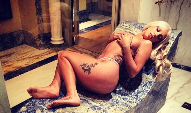 Lady Gaga: Ποζάρει ημίγυμνη στο δωμάτιό της στην Αθήνα και αναστατώνει το Instagram!