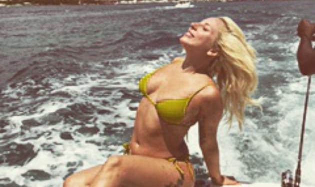 Lady Gaga: Οι σέξι πόζες σε παραλία στις Μπαχάμες!