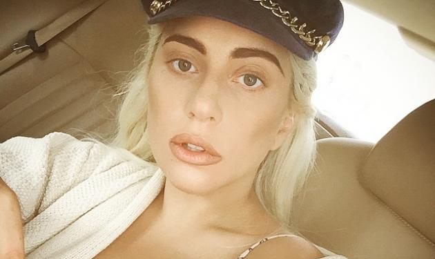 Lady Gaga: Παίζει πιάνο, φορώντας το “καυτό” σορτσάκι της! Φωτογραφίες