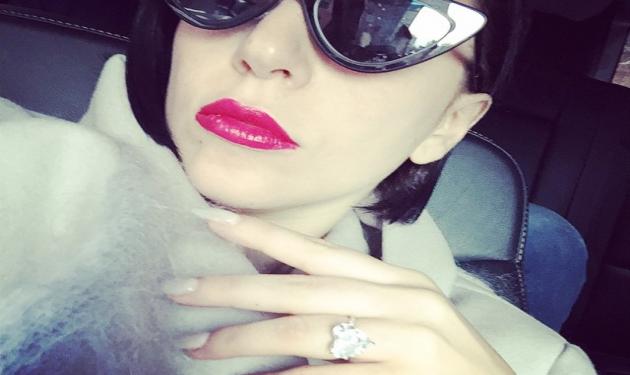 Lady Gaga: Δεν σταματά να μας δείχνει το πανάκριβο μονόπετρο δαχτυλίδι της!