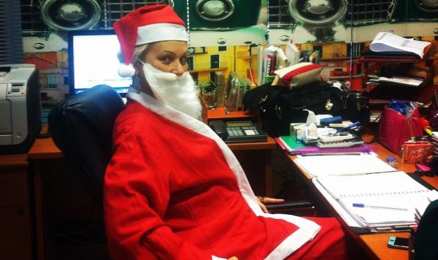 Σε χριστουγεννιάτικο κλίμα ο ΑΝΤ1! Ποια διάσημη ντύθηκε Άγιος Βασίλης;
