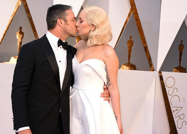 Oscars 2016: Το καυτό φιλί της Lady Gaga στον αρραβωνιαστικό της! Φωτογραφίες