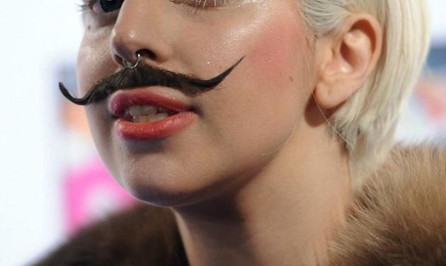Διάσημη τραγουδίστρια, έκανε επίσημη, (σέξι) εμφάνιση με… μουστάκι! Φωτογραφίες