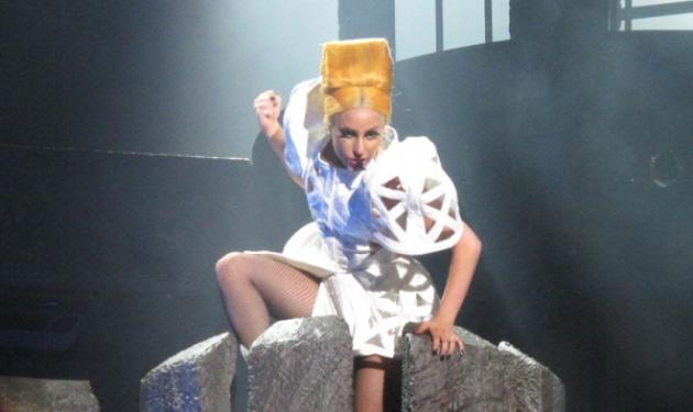 Oops! Ένα… κοντάρι, έπεσε στο κεφάλι της Lady Gaga, σε συναυλία! Βίντεο