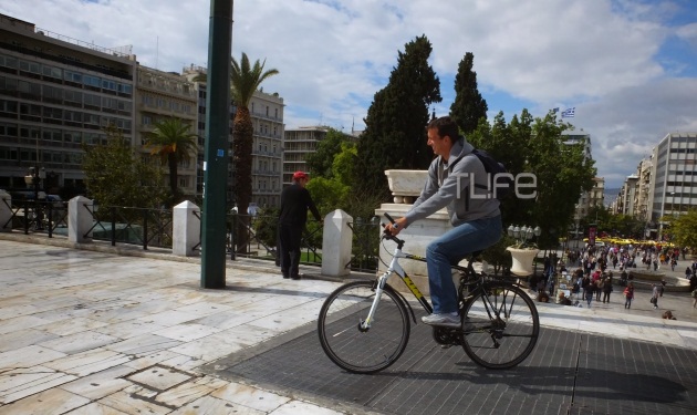 Ν. Γαλακτερός: Κυκλοφορεί με ποδήλατο στο κέντρο της Αθήνας!