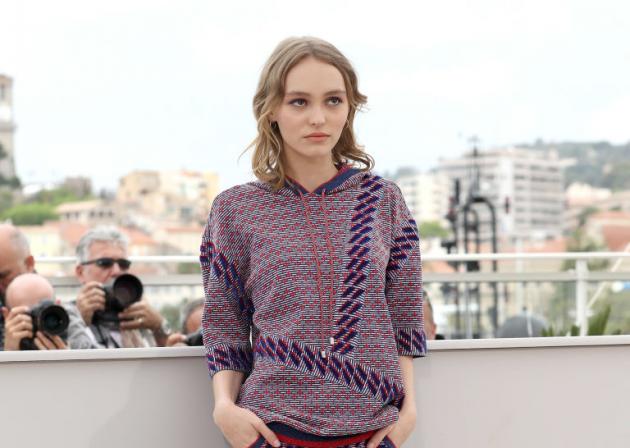 H Lily Rose Depp φόρεσε ένα hoodie με σορτς στις Κάννες!