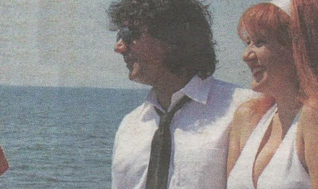 Ροκ γάμος με θέα τη θάλασσα για τον μουσικό Τ. Κονταξάκη!