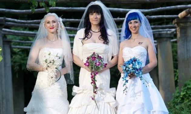 Αυτές οι τρείς γυναίκες παντρεύτηκαν μεταξύ τους και περιμένουν και παιδί!