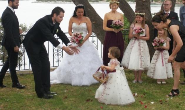 Παραμυθένιος γάμος στη Μαγνησία! 50χρονη παντρεύτηκε 27χρονο!