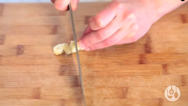 Δες τους τρεις τρόπους να ψιλοκόψεις το σκόρδο!