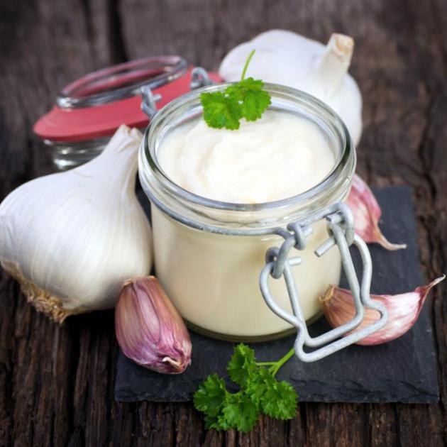 Πώς θα αρωματίσεις τα φαγητά σου, χωρίς να μείνει στο στόμα η έντονη μυρωδιά του σκόρδου;