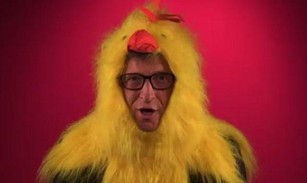 Γιατί ντύθηκε κοτόπουλο ο Bill Gates; Δες το video