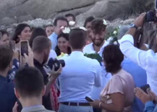 Ο πρώτος gay γάμος στη Μύκονο! Οι γαμπροί πέταξαν τις ανθοδέσμες Βίντεο