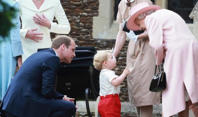 Πρίγκιπας George: Φωνάζει την βασίλισσα Ελισάβετ… “γιαγιάκα”!