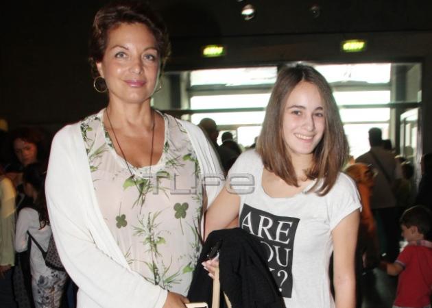 Άντζελα Γκερέκου: Νέα έξοδος με την κόρη της στο θέατρο!