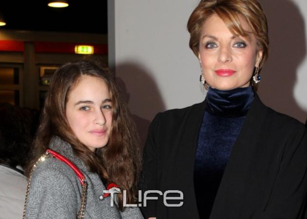 Άντζελα Γκερέκου: Στο θέατρο με την κόρη της Μαρία! Φωτογραφίες