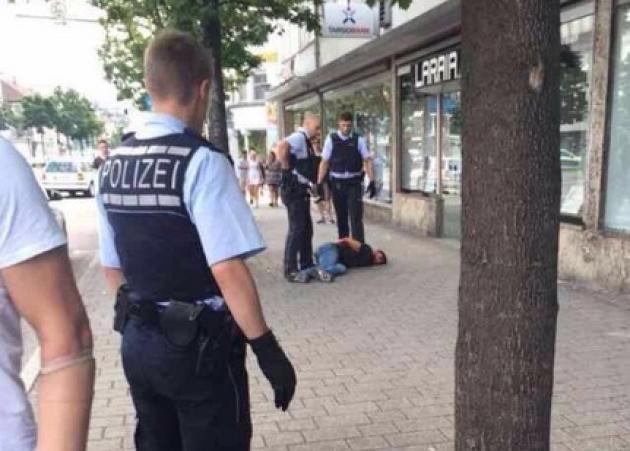 Νέο σοκ στη Γερμανία – Άγνωστος σκότωσε με ματσέτα μια γυναίκα και τραυμάτισε άλλους δύο!