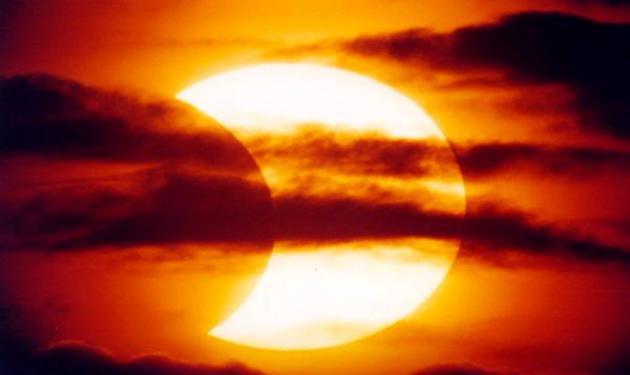 Η πρώτη ηλιακή έκλειψη του 2012! Πως επηρεάζει τα ζώδια;