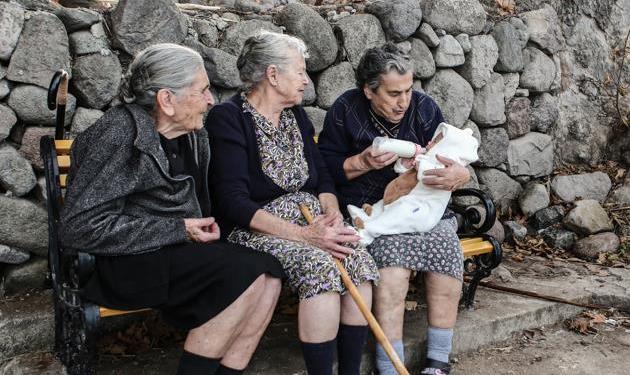 Η πιο συγκινητική φωτογραφία! Γιαγιάδες ταΐζουν μωρό μεταναστών