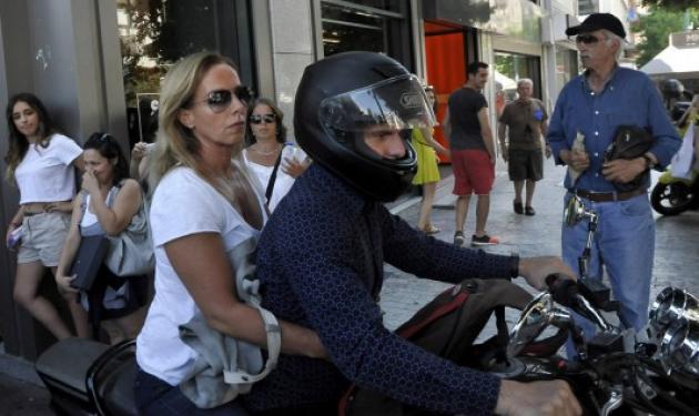 Ο easy rider Γιάνης Βαρουφάκης πήρε την Δανάη και… έφυγε!