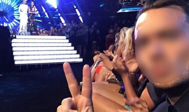 Ποιος διάσημος Έλληνας έβγαλε selfie μέσα από τα MTV Awards;
