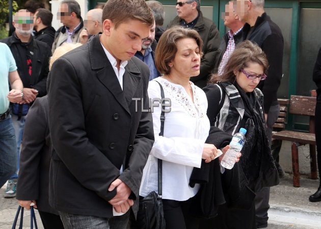 Γιάννης Αγγελάκης: Συντετριμμένη στην κηδεία η αδερφή του