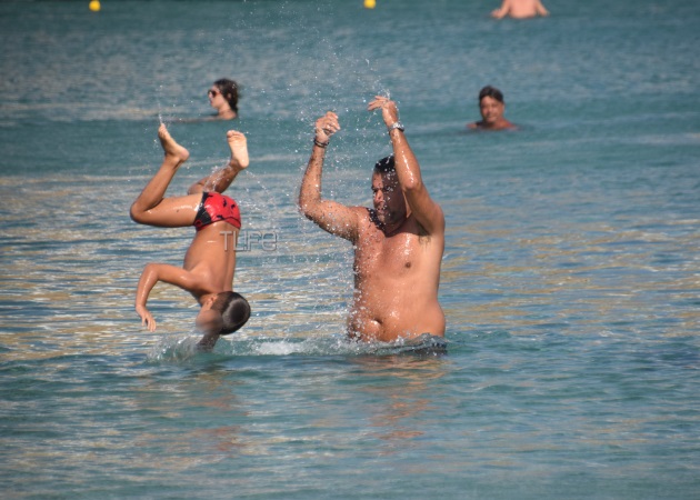 Γιώργος Λιάγκας: Παιχνίδια στη θάλασσα με τον γιο του!