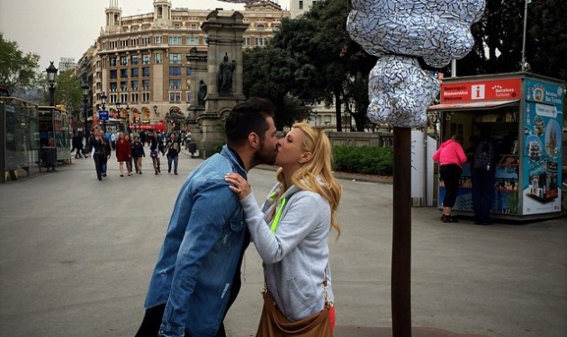 Γιώργος Τσαλίκης: Καυτά φιλιά με τη σύζυγό του στη Βαρκελώνη!