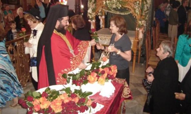 Ιερέας μοίρασε 500 τριαντάφυλλα για τη γιορτή της μητέρας