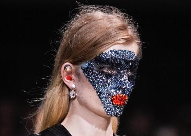 Για 12 ώρες η Pat McGrath έβαζε αυτές τις μάσκες στον Givenchy! Plus: αυτό το βίντεο δεν πρέπει να το χάσεις!