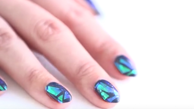 Glass nail! Πώς να κάνεις το πιο hot trend στα νύχια με σελοφάν!