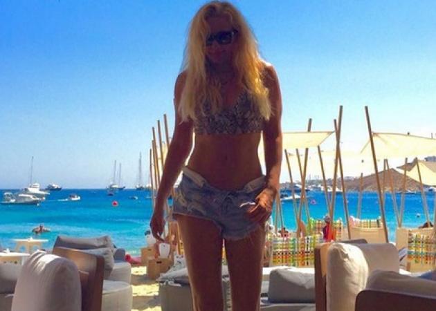 Γωγώ Μαστροκώστα: Διακοπές στη Δήλο και στη Μύκονο!