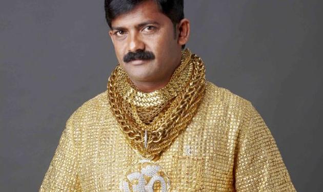 Κορίτσια, ο κύριος έφτιαξε χρυσό πουκάμισο αξίας 17.000 ευρώ για να μας εντυπωσιάσει