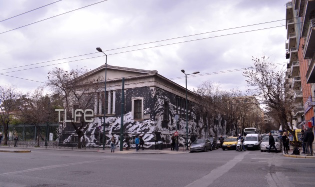 TLIFE φωτορεπορτάζ: Το ασπρόμαυρο graffiti στο Πολυτεχνείο που διχάζει!