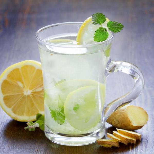 Παγωμένο πράσινο τσάι με μέντα, λεμόνι και τζίντζερ